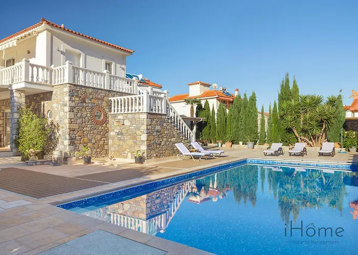 The Beach House - Mansion With Swimming Pool